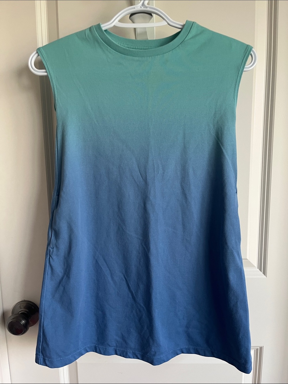 Uniqlo Women's Gradient Tank Top in Teal to Blue